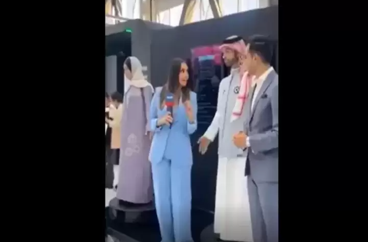 Robot Pria Pertama Arab Saudi Picu Kemarahan Karena Sentuh Pantat Jurnalis Perempuan